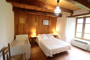 2 bedrooms, iron/ironing board, WiFi