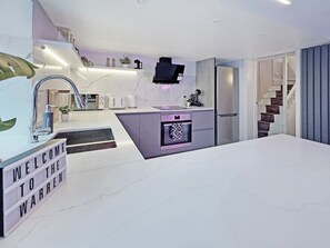 Fridge, microwave, oven, stovetop - Georgian Coach House in a Prime Location in Deal (Kent)