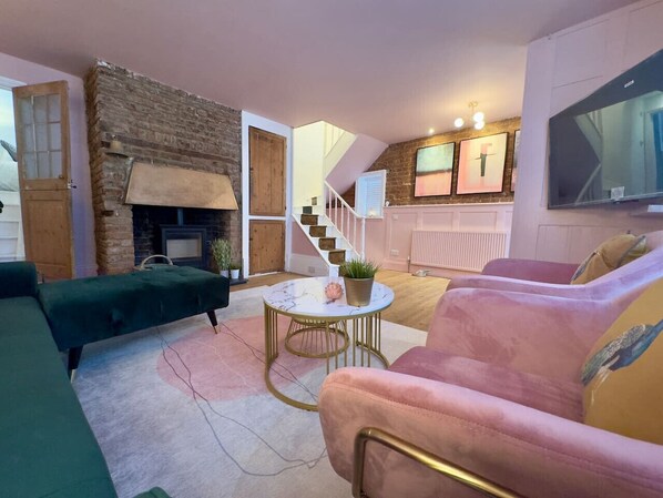TV, fireplace