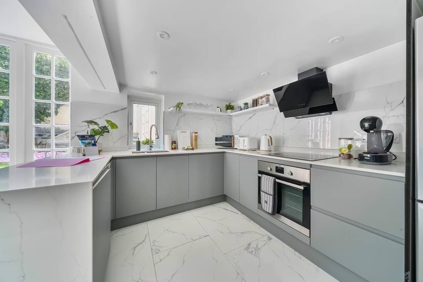 Kjøleskap, mikrobølgeovn, ovn og kokeplater