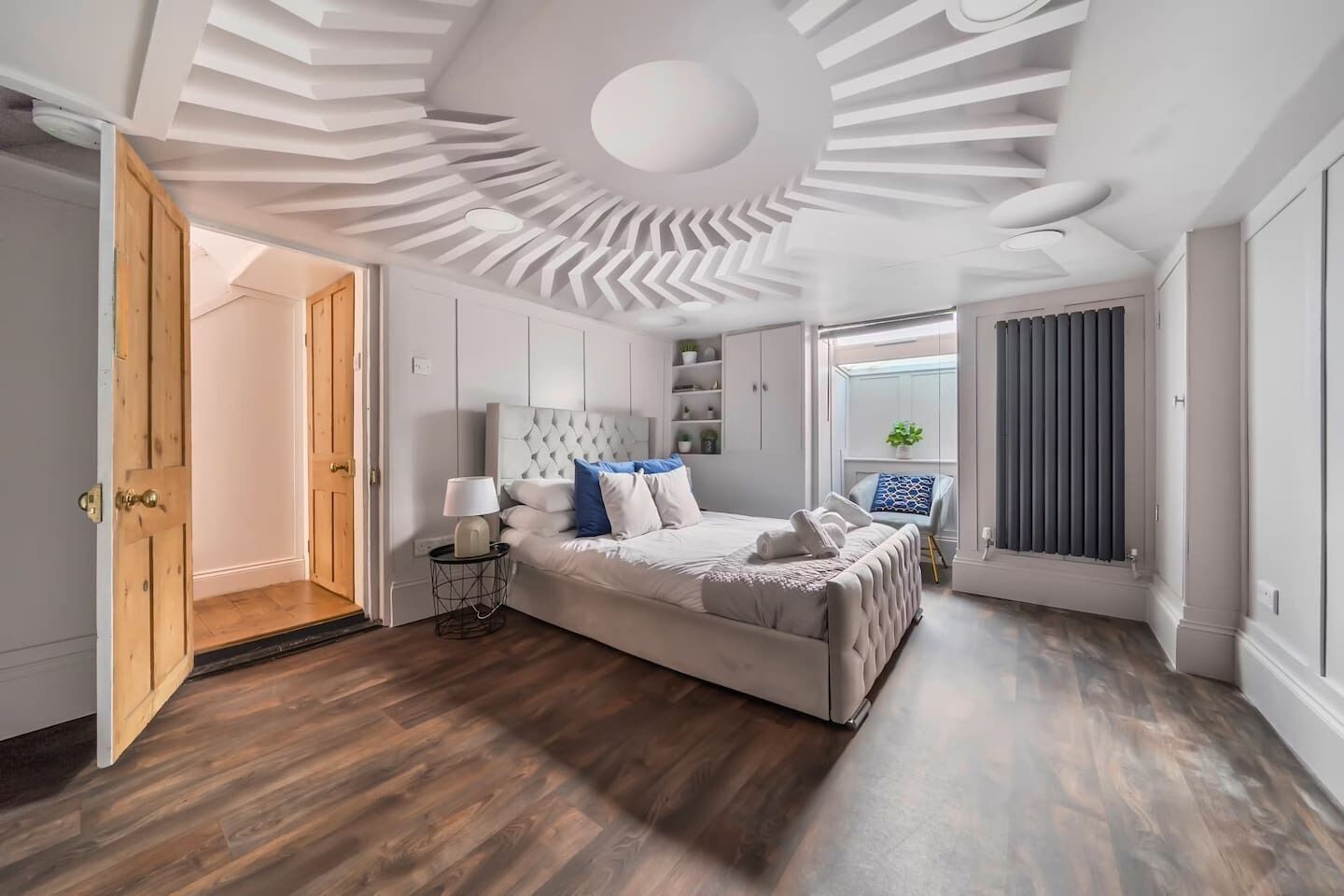 Desk, WiFi, bed sheets