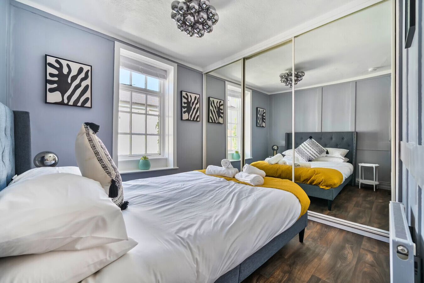 5 bedrooms, desk, WiFi, bed sheets