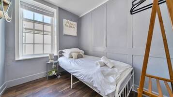 5 bedrooms, desk, WiFi, bed sheets