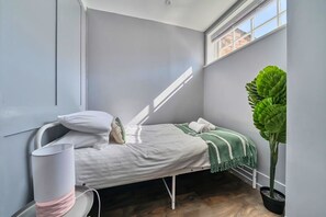 5 bedrooms, desk, WiFi, bed sheets