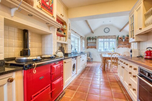 Spacious 5-bedroom home with cinema room, Aga kitchen & forest walks