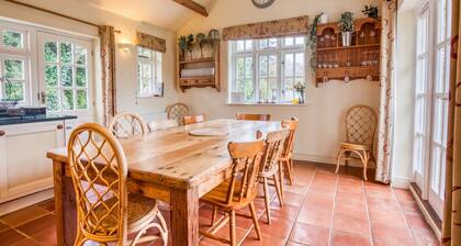 Spacious 5-bedroom home with cinema room, Aga kitchen & forest walks