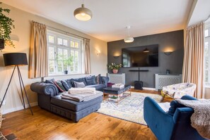 Sink into the plush cinema room sofa for cosy film nights around the big screen