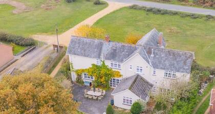 Spacious 5-bedroom home with cinema room, Aga kitchen & forest walks