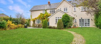 Spacious 5-bedroom home with cinema room, Aga kitchen & forest walks