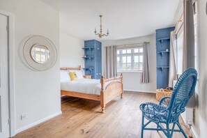 5 bedrooms, desk, travel cot, WiFi
