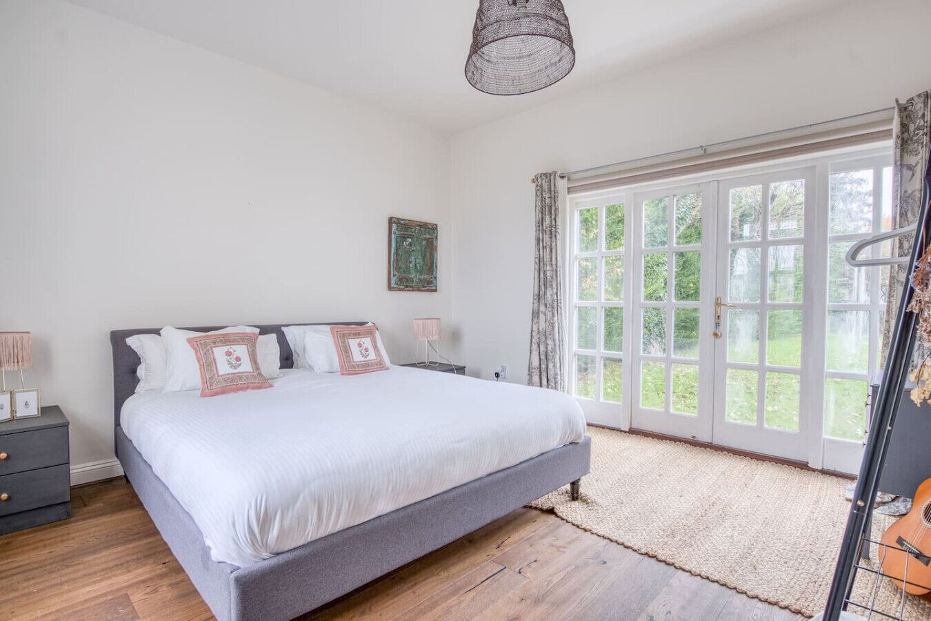 5 bedrooms, desk, travel crib, WiFi