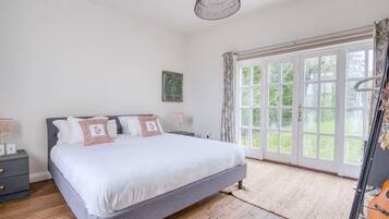 5 bedrooms, desk, travel crib, WiFi