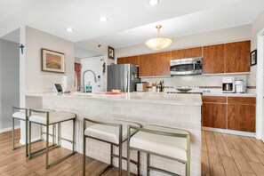 Apartment, Mehrere Betten (Tristan Towers unit 1D) | Eigene Küche | Ofen, Toaster