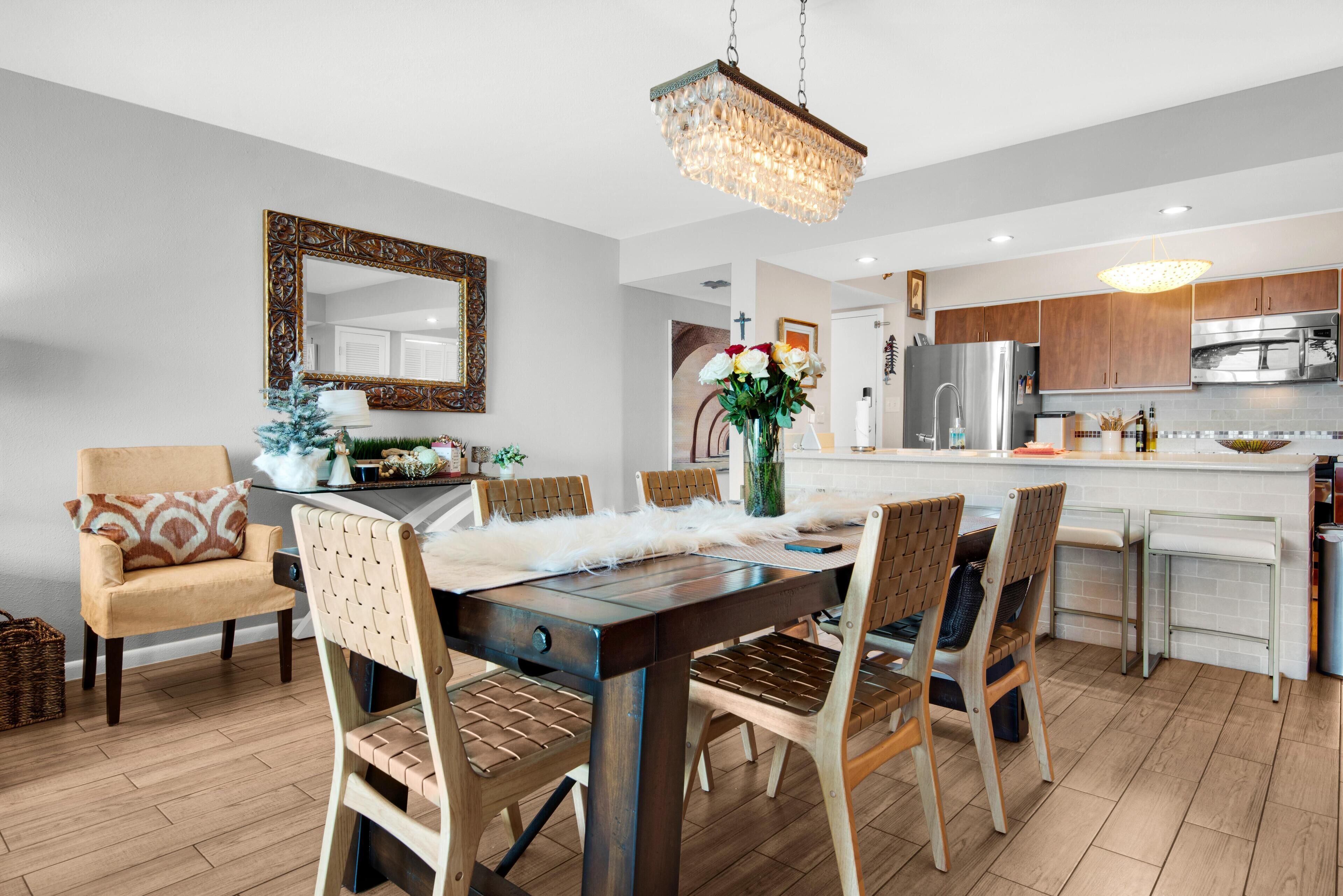 Una cocina moderna con electrodomésticos de acero inoxidable, armarios de madera y una isla central.