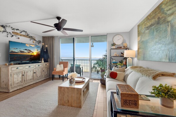 Apartment, Mehrere Betten (Tristan Towers unit 1D) | Wohnbereich