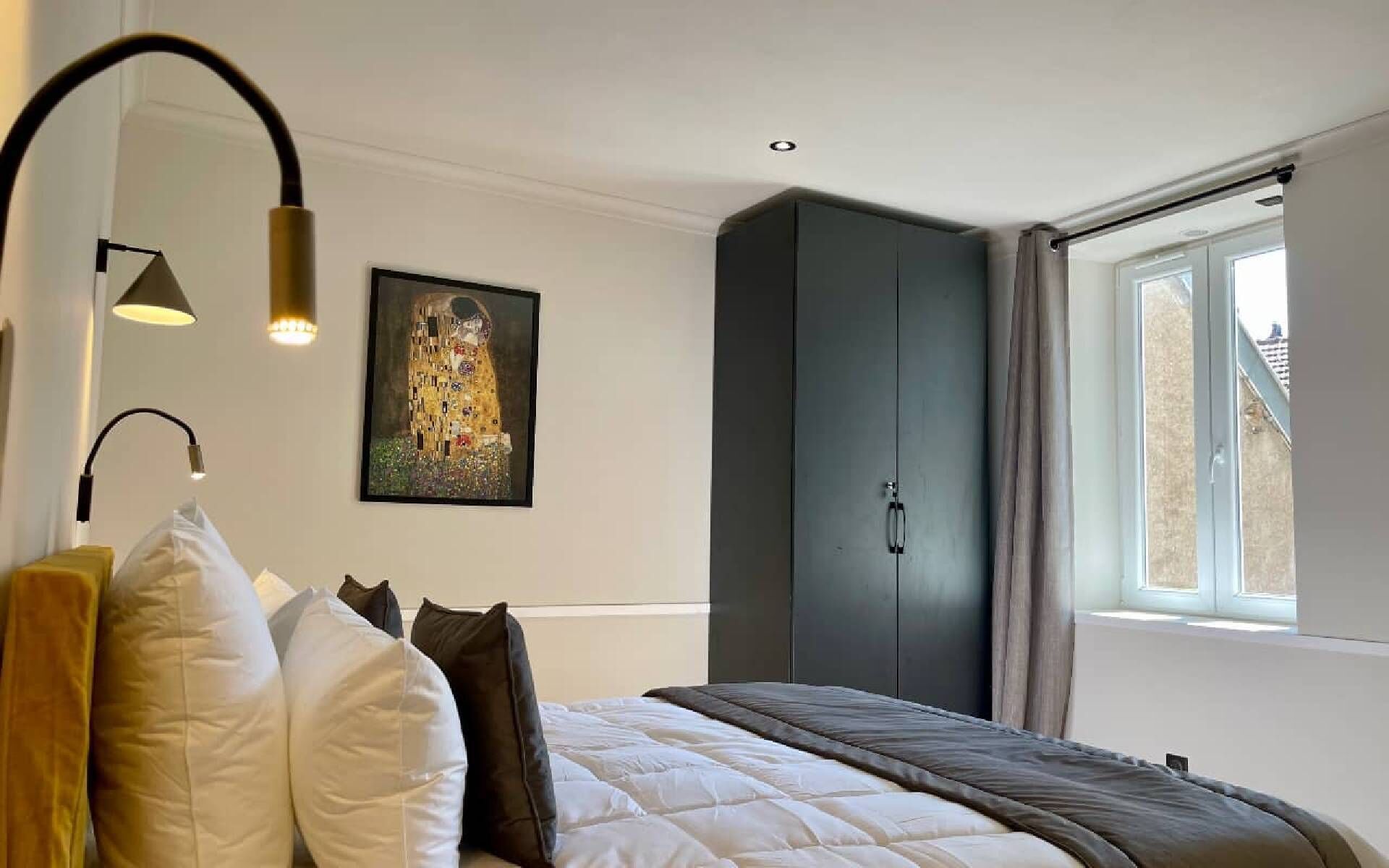 2 bedrooms, iron/ironing board, internet, bed sheets