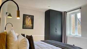 2 bedrooms, iron/ironing board, internet, bed sheets