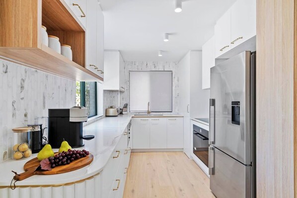 Jääkaappi, mikroaaltouuni, uuni, liesi