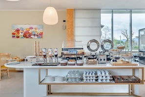 Tägliches Frühstücksbuffet (9.50 EUR pro Person)
