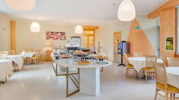 Desayuno buffet (EUR 9.50 por persona)