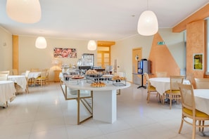 Dagelijks ontbijtbuffet (EUR 9.50 per persoon)