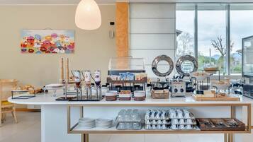 Tägliches Frühstücksbuffet (9.50 EUR pro Person)