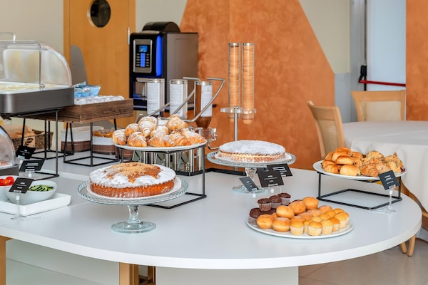 Frokostbuffé hver dag (EUR 9.50 per person)