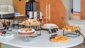 Tägliches Frühstücksbuffet (9.50 EUR pro Person)