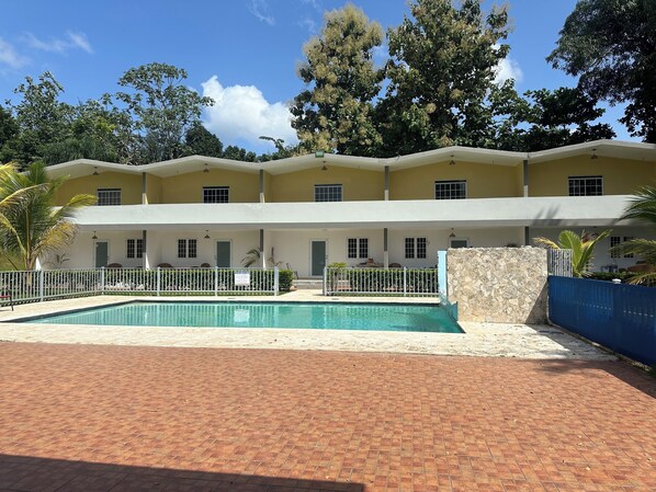 15 من حمّامات السباحة الخارجية