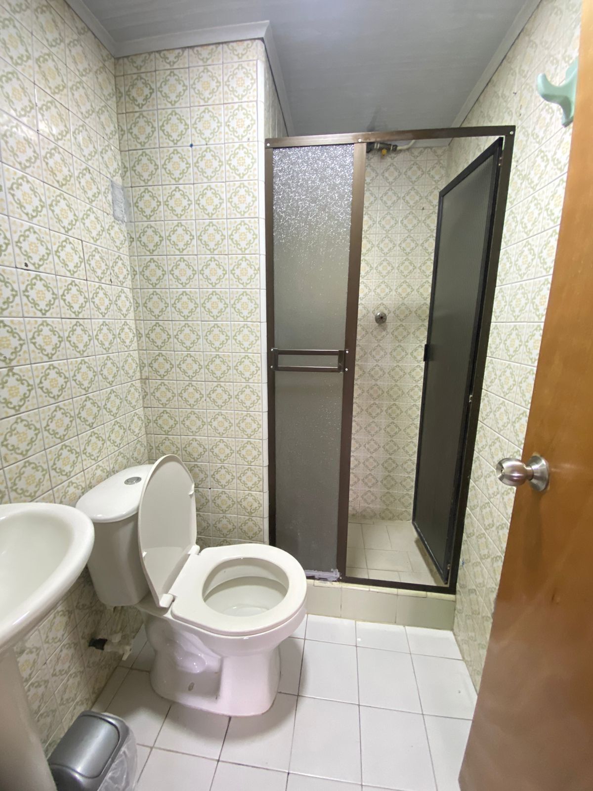 Toalhas de banho, sabonete, papel higiênico 