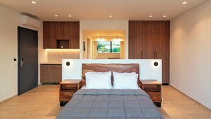 Une chambre moderne avec un grand lit, une tête de lit en bois, des tables de chevet et une vue sur la verdure par la fenêtre.