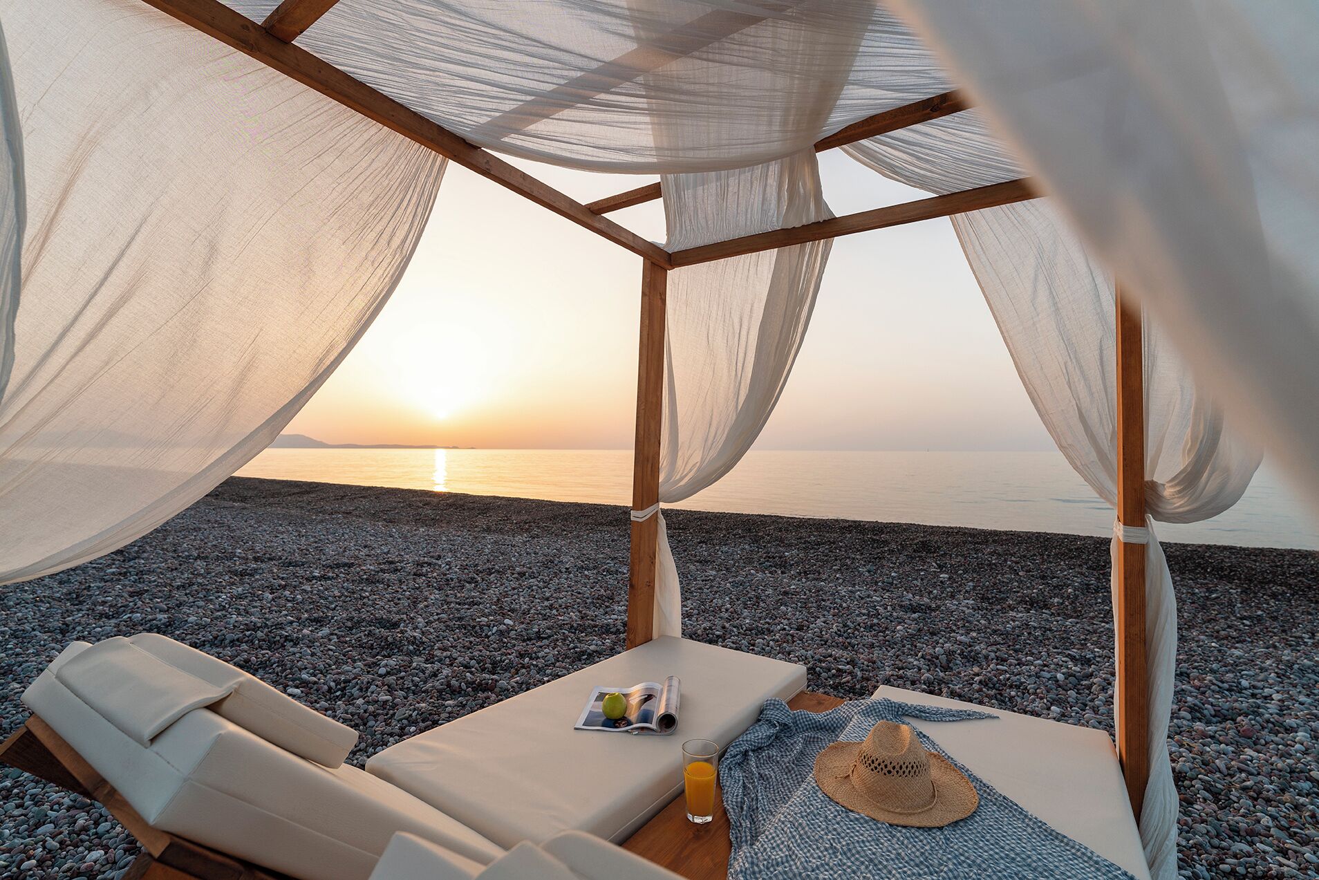 Na praia, barracas de praia de cortesia, espreguiçadeiras, guarda-sóis 