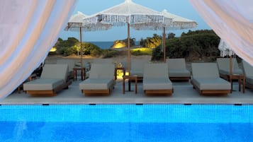 Una piscina al aire libre de temporada, camas de piscina gratis