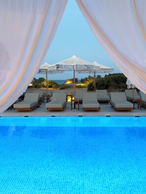 Una piscina al aire libre de temporada, cabañas de piscina gratuitas