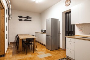 Kylskåp, mikrovågsugn, spishäll och grytor/köksredskap