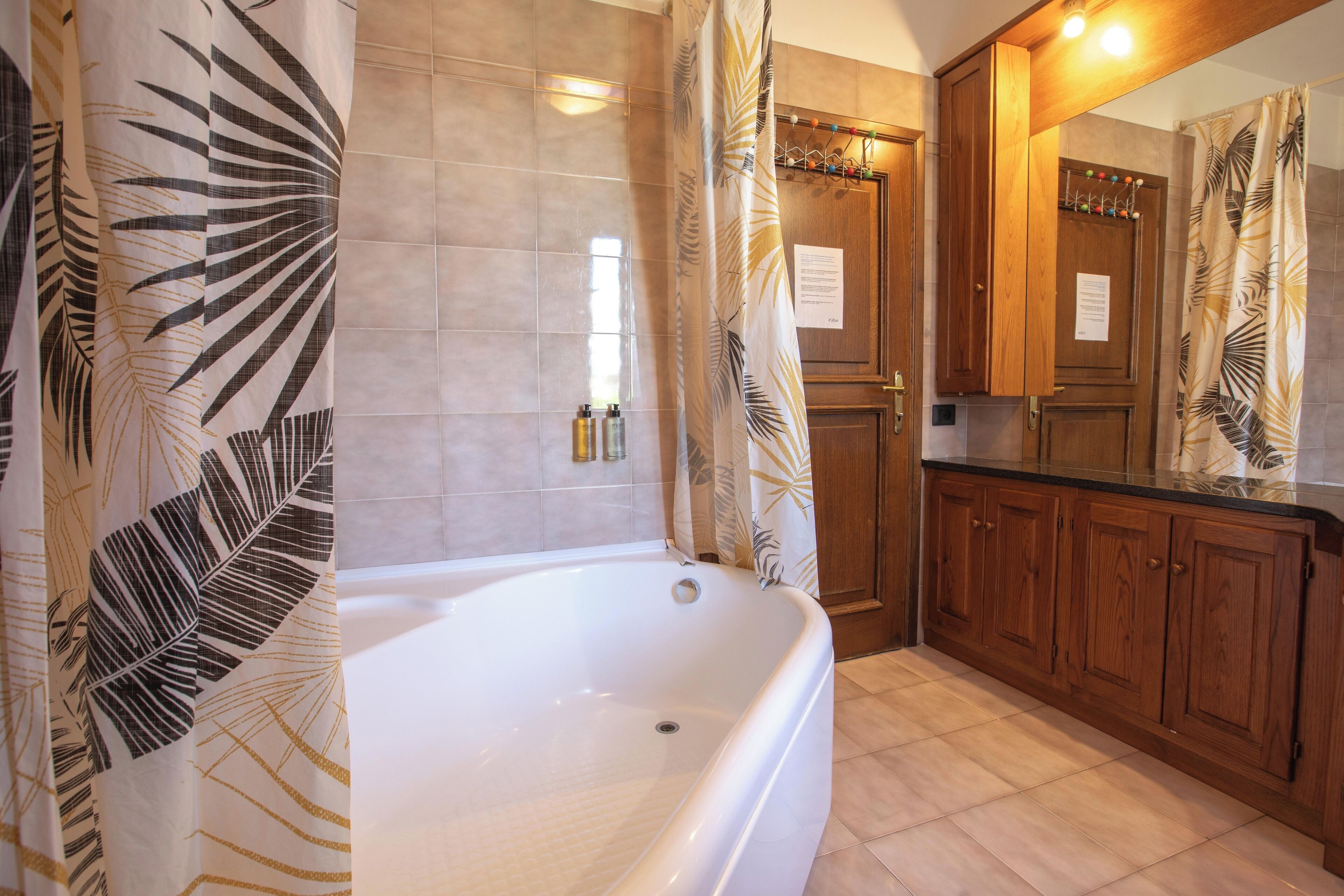 Badewanne und Dusche (separat), Haartrockner, Handtücher, Seife