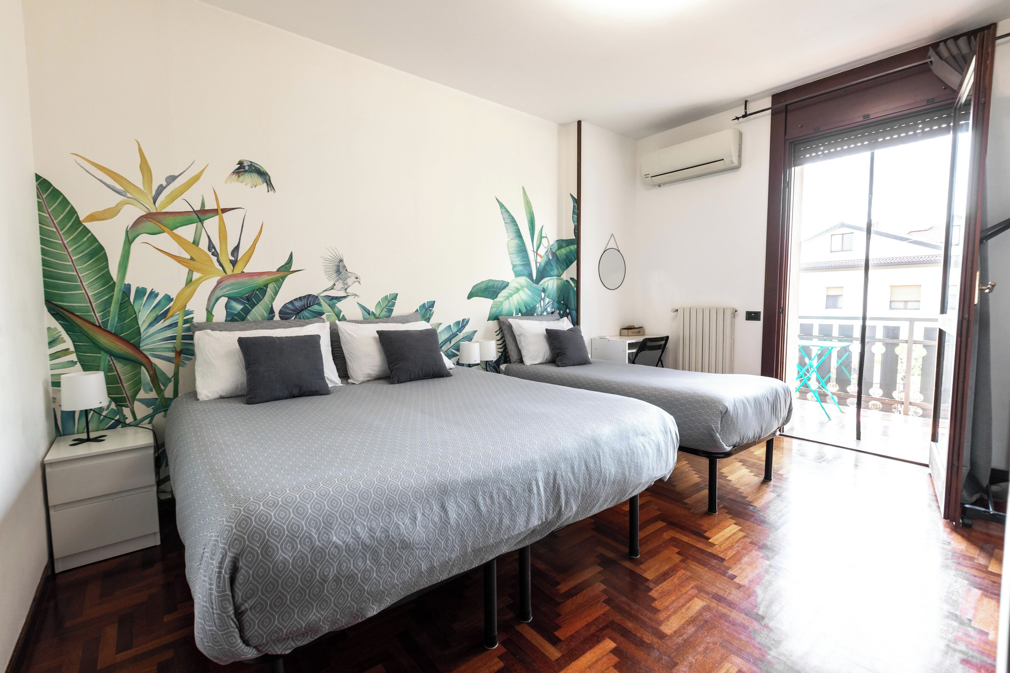 Camera tripla, balcone, vista giardino | Una scrivania, tende oscuranti, Wi-Fi gratuito