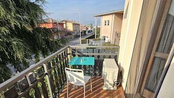 Camera tripla, balcone, vista giardino | Una scrivania, tende oscuranti, Wi-Fi gratuito