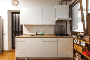 Refrigerador, microondas, placa de cocina, utensilios de cocina
