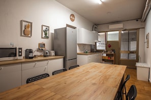 Kylskåp, mikrovågsugn, spishäll och grytor/köksredskap