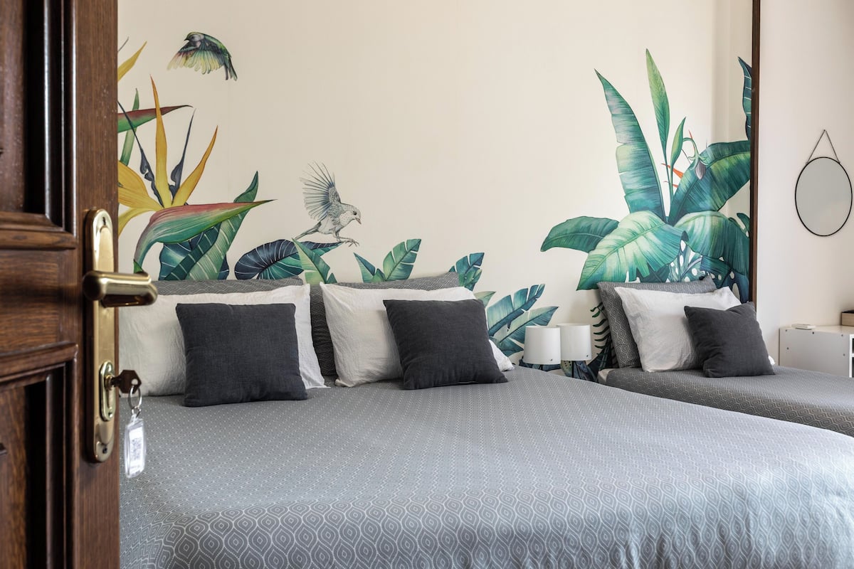 Quarto triplo, sacada, vista para o jardim | Escrivaninha, cortinas blackout, Wi-Fi de cortesia