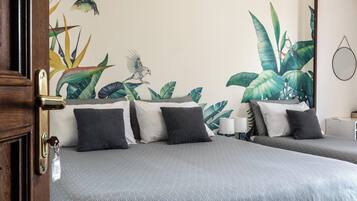 Kolmen hengen huone, parveke, näköala puutarhaan | Työpöytä, pimennysverhot, ilmainen Wi-Fi