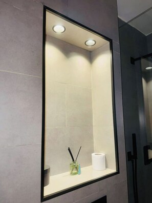 Douche, sèche-cheveux