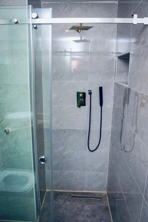 Shower, towels, soap, toilet paper - Grand Palmac Hotels (Abuja)