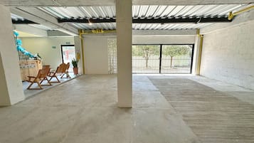 مواقف سيارات قريبة مجانية