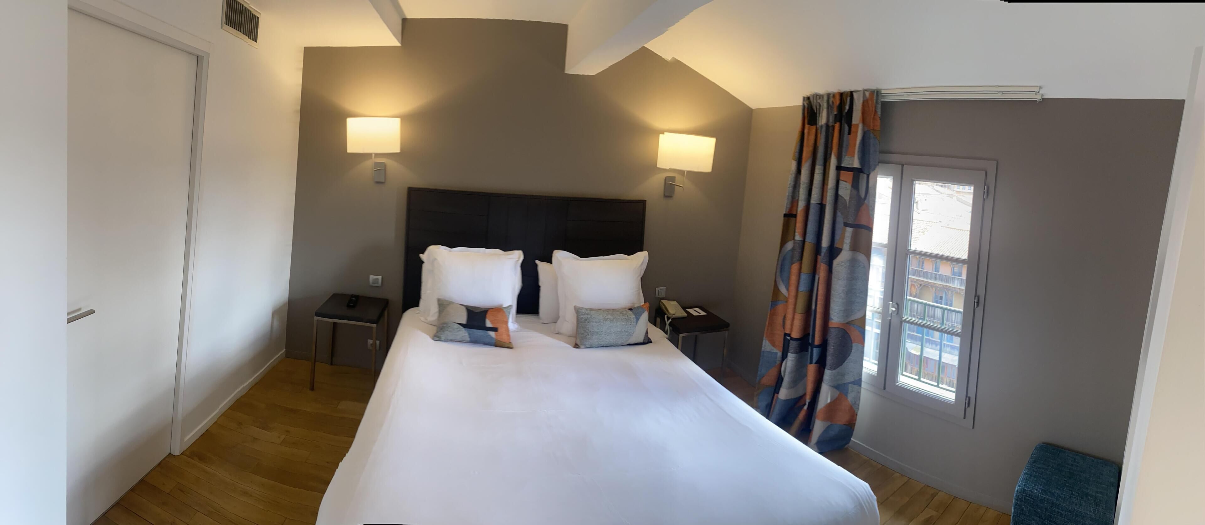 Suite, 1 grand lit, non-fumeurs, vue fleuve (with Sofabed) | Rideaux occultants, chambres insonorisées, fer et planche à repasser