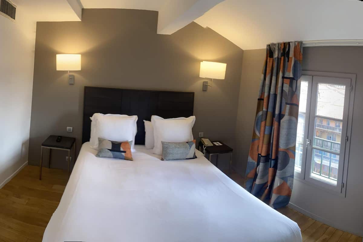 Suite, 1 grand lit, non-fumeurs, vue fleuve (with Sofabed) | Rideaux occultants, chambres insonorisées, fer et planche à repasser