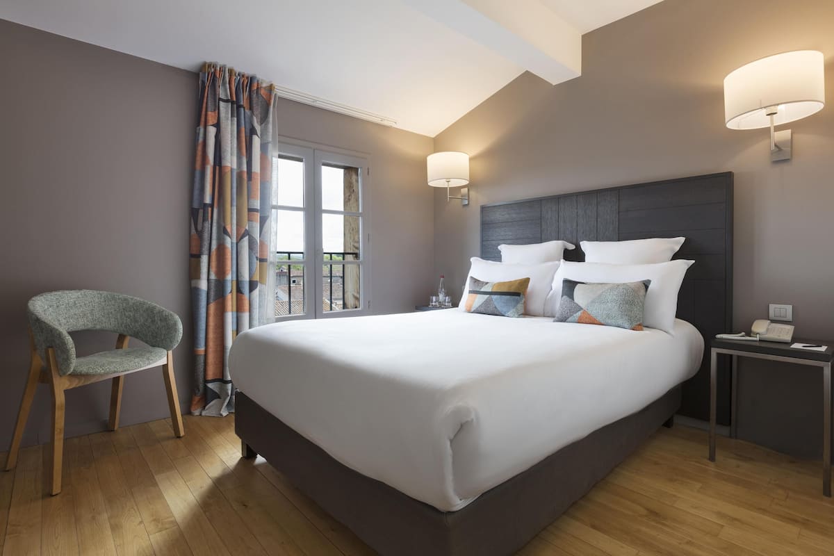 Premium bedding, blackout drapes, soundproofing