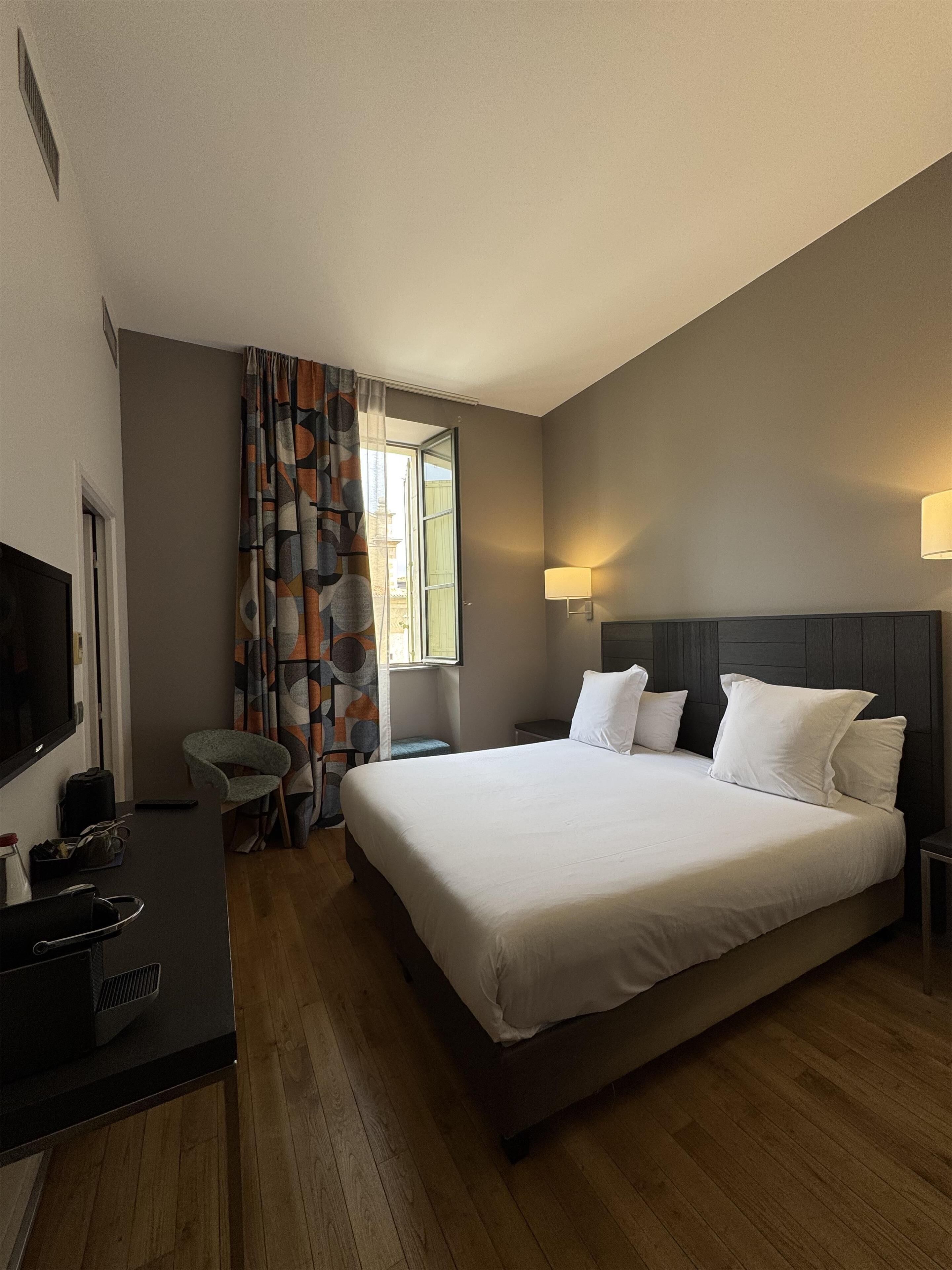 Chambre Supérieure, 1 grand lit, non-fumeurs, vue ville (Twin bed on request) | Rideaux occultants, chambres insonorisées, fer et planche à repasser