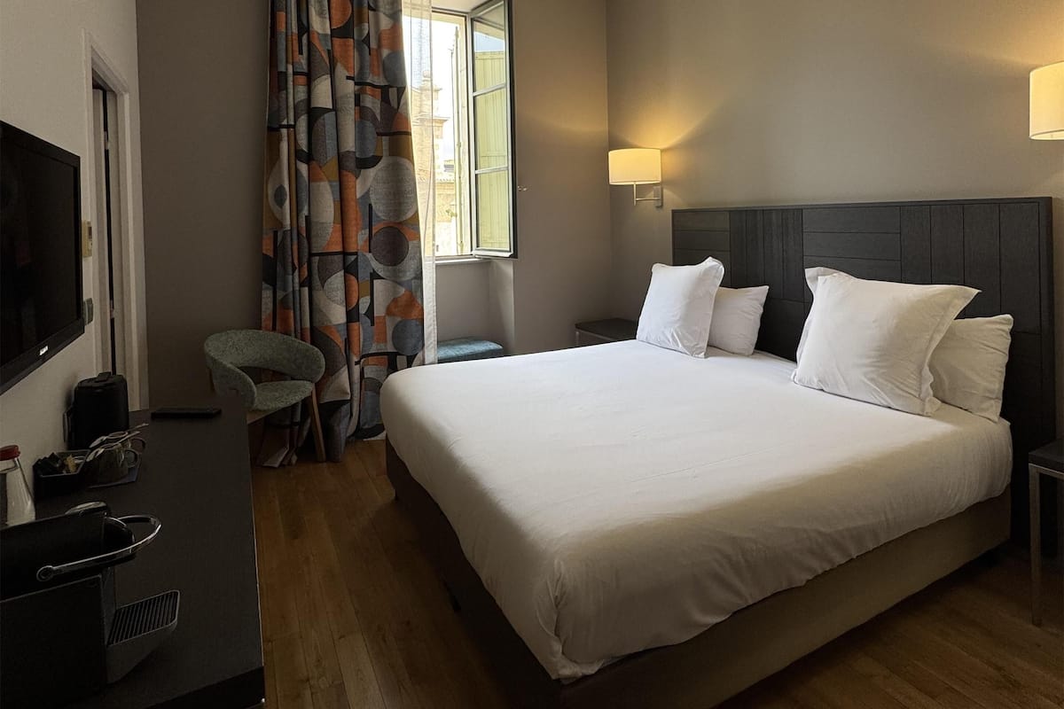Chambre Supérieure, 1 grand lit, non-fumeurs, vue ville (Twin bed on request) | Rideaux occultants, chambres insonorisées, fer et planche à repasser